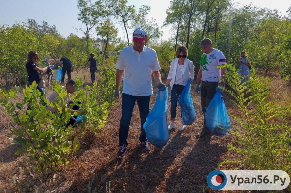 Собирали валежник и мусор: экс-министр природы РФ и губернатор Оренбургской области приняли участие в экомарафоне в Оренбурге