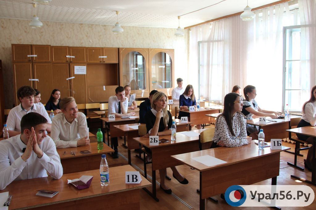 Выпускники 11 классов сдают ЕГЭ, фото из архива Урал56.Ру