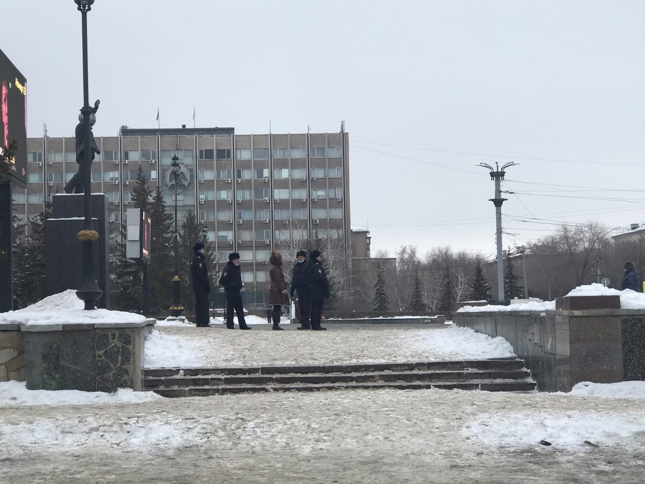 Глава Орска Василий Козупица сегодня, в воскресенье, находится на работе. В центре города проходит несанкционированная акция протеста