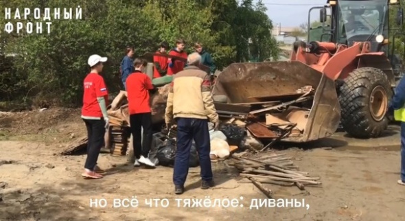 «Помогаем жителям выносить подмокшие, тяжелые вещи»: Народный фронт в Орске убирает последствия паводка