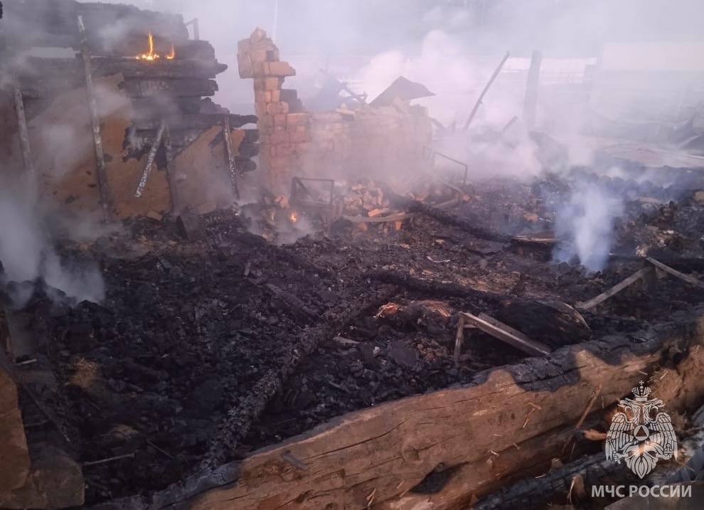 Фото с места пожара от МЧС по Оренбургской области