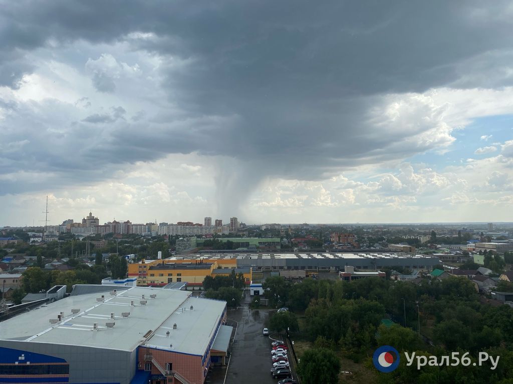 Вид из окна на грозовые тучи. Фото из архива