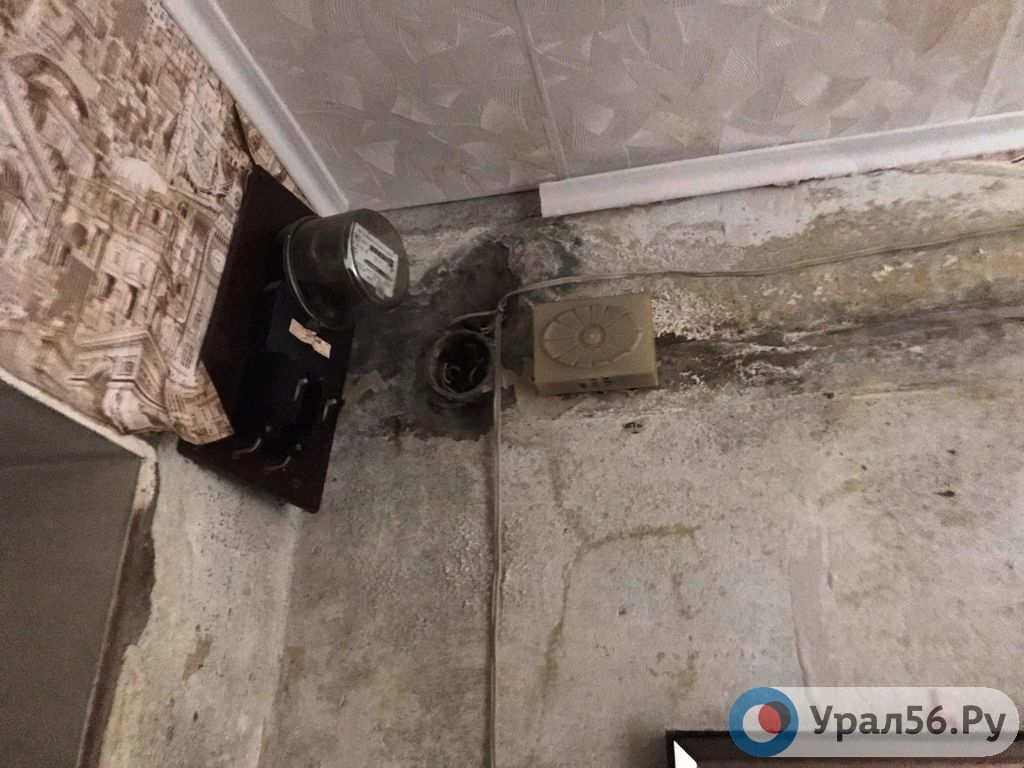 Угол в квартире. который постоянно затапливает