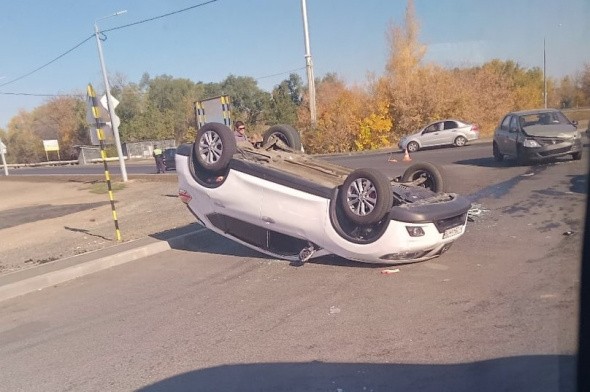 ДТП в Оренбурге: иномарка после столкновения оказалась на крыше 