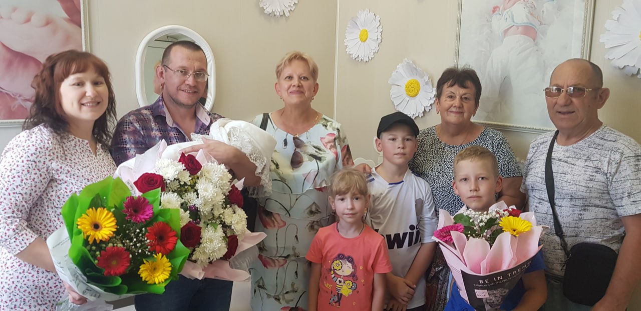 Семья на выписке. Фото: ГАУЗ Орский перинатальный центр