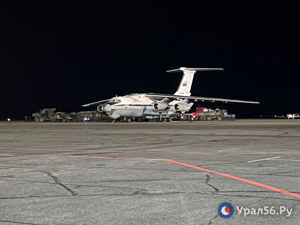 Сильный гул над домами: Самолеты МЧС доставили гуманитарные грузы в Орск