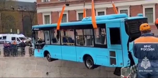 Упавший в реку автобус достали из воды