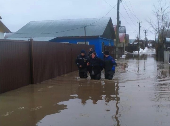 Режим повышенной готовности ввели в поселке Берды Оренбурга, где талые воды подтопили жилые дома 