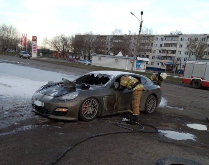 В Оренбурге на улице Волгоградской сгорел Porsche Panamera
