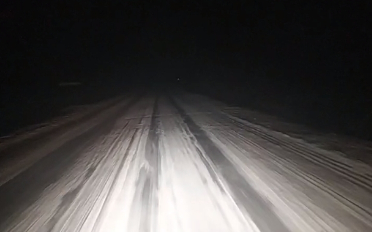 Снежный накат на трассе, фото очевидца