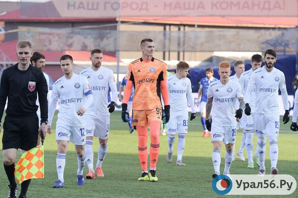 Футболисты ФК «Оренбург» выходят на поле