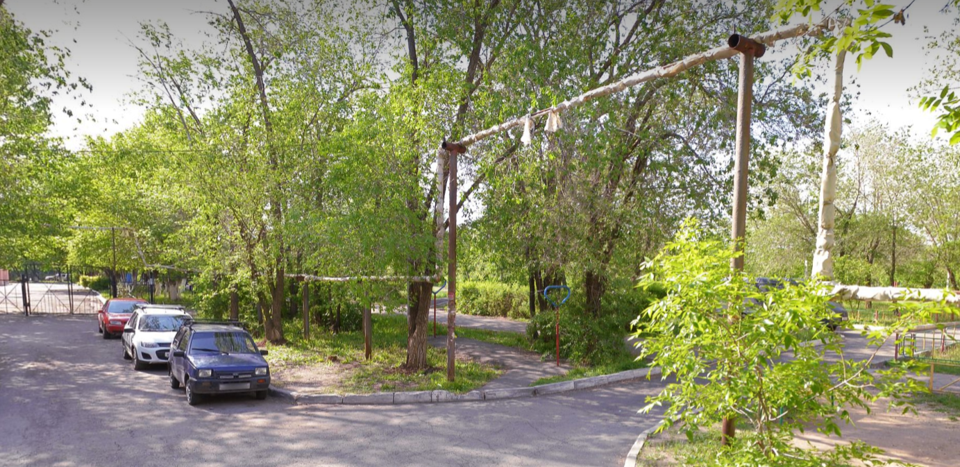 Слева ворота школы №1, справа проход к скверу. Фото: Яндекс Карты