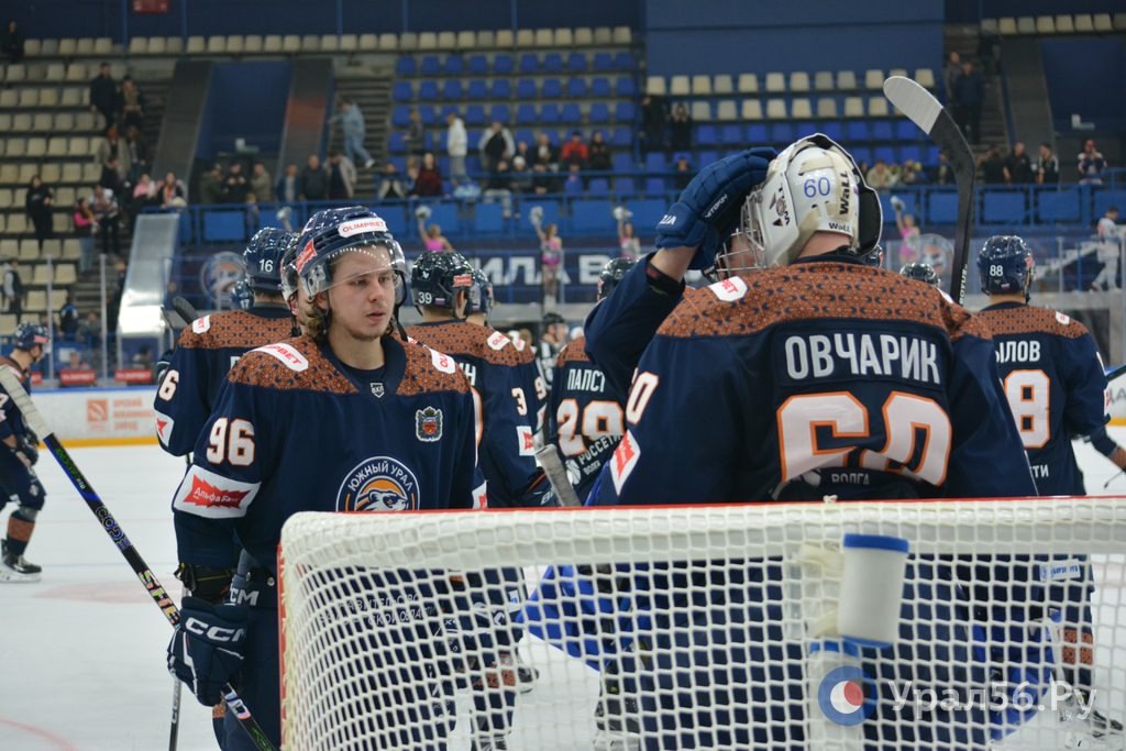 Игроки ХК «ЮУ» после домашнего матча. Фото из архива
