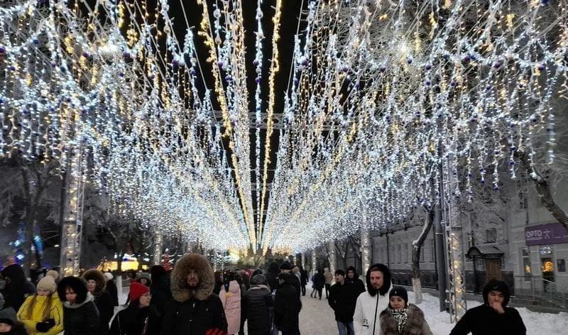 Новогодняя улица Советская в прошлом году. Фото: администрация Оренбурга