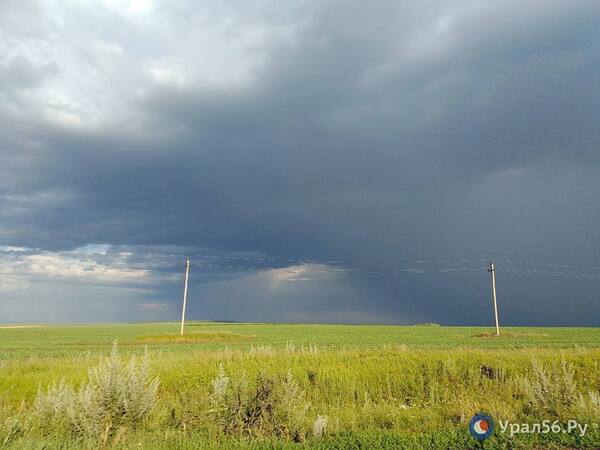 Небо перед грозой в Оренбургской области