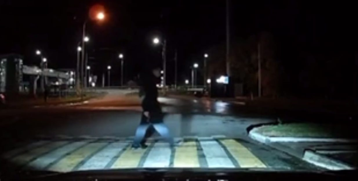 Школьник с игрушечными пистолетами