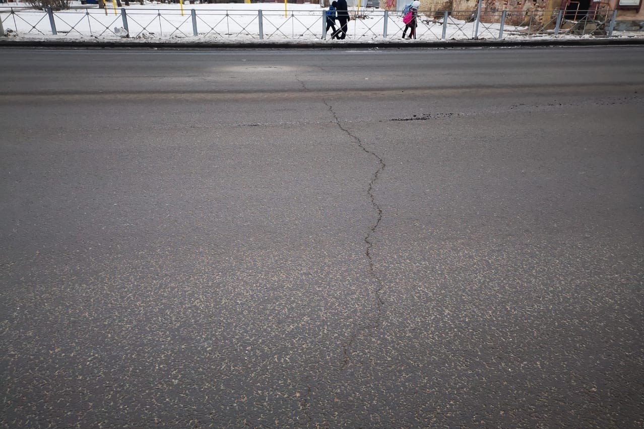 Трещина на новом асфальте, ул. Цвиллинга, Оренбург 