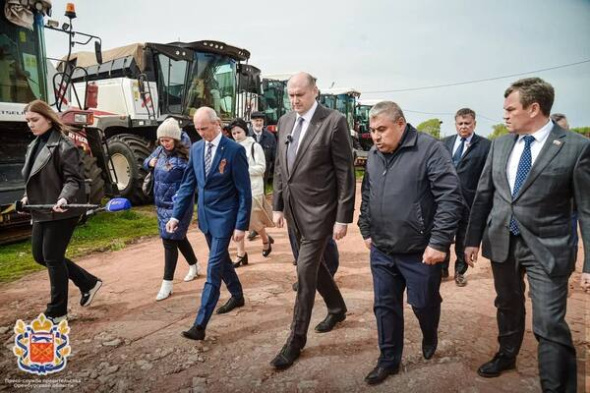 Школы, больницы и предприятия: Врио губернатора Оренбургской области посетил Шарлыкский и Александровский районы