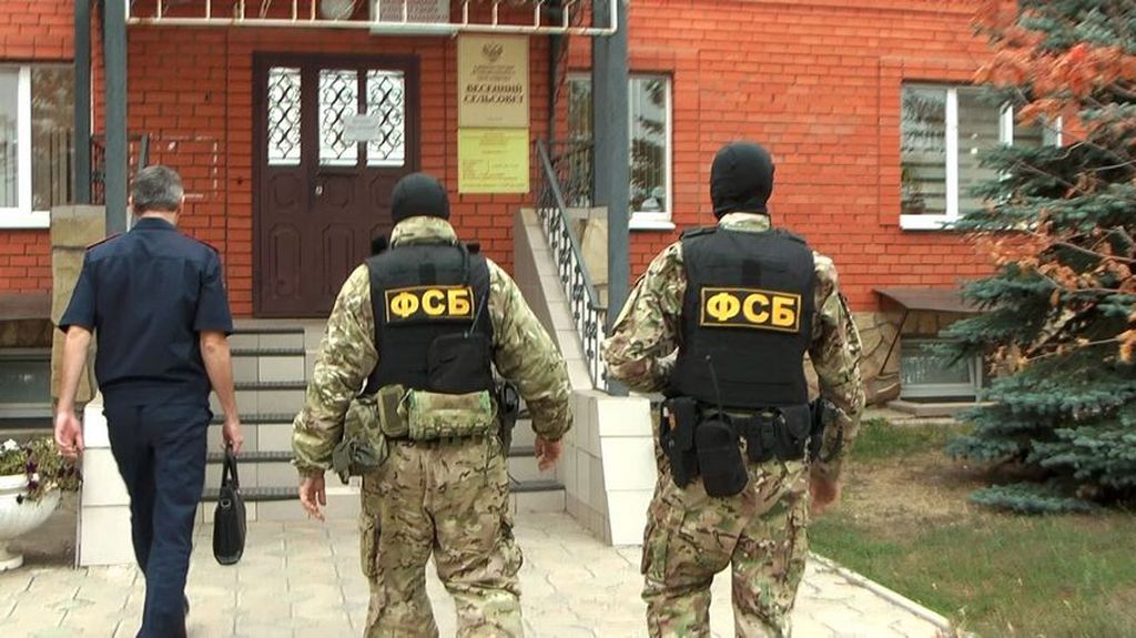 Сотрудники ФСБ в Весеннем сельсовете. Фото:  СУ СК России по Оренбургской области