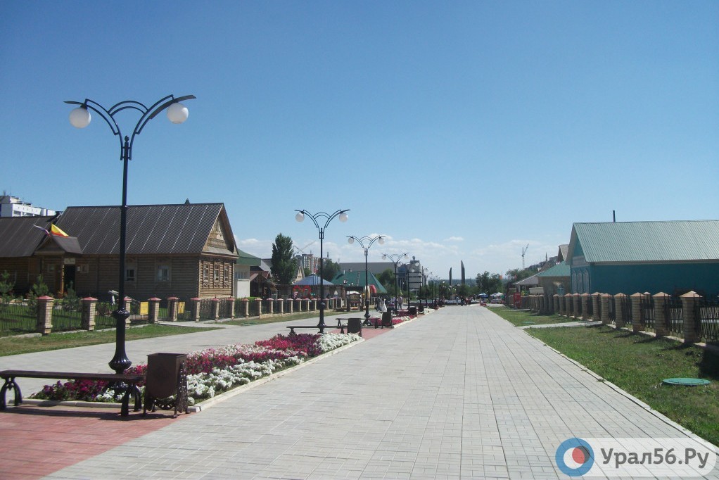 Главная аллея в «Национальной деревне» в Оренбурге