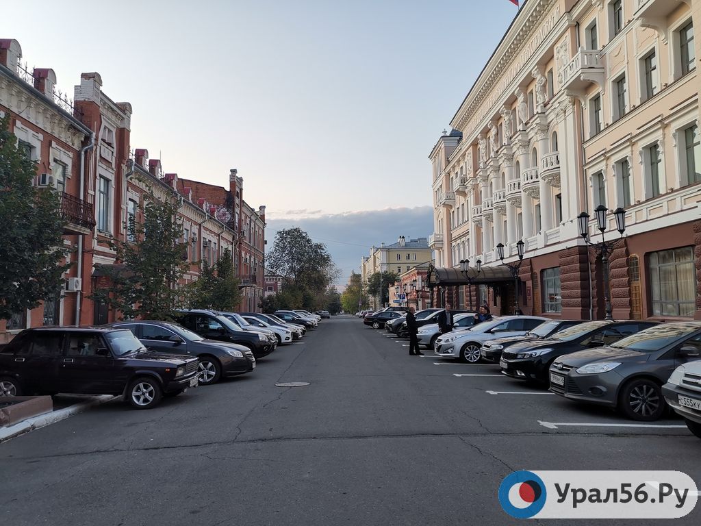 На парковке около администрации Оренбурга 