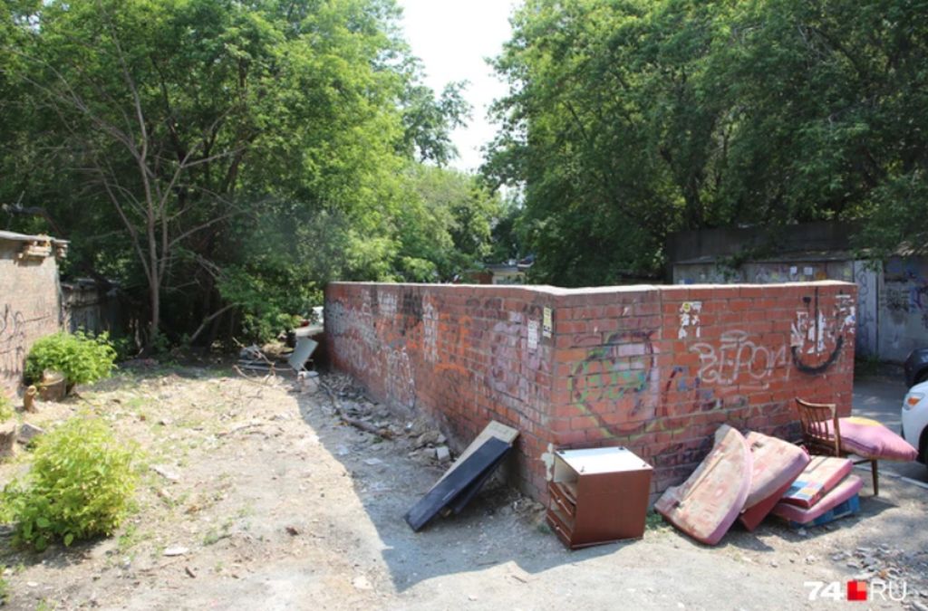 Фото мусорки, где нашли ребенка, публикует 74.Ру