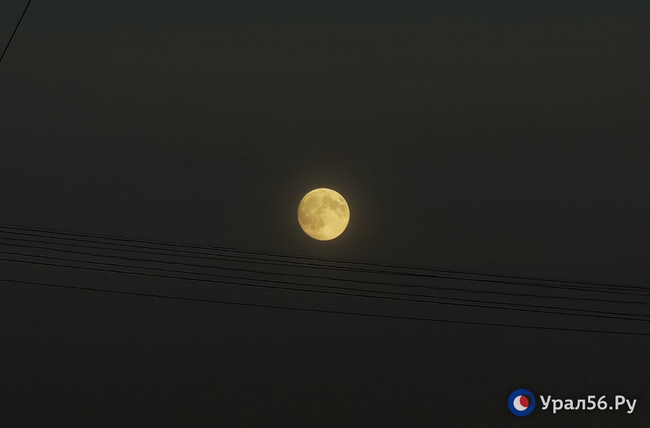 Луна в небе 4 ноября 