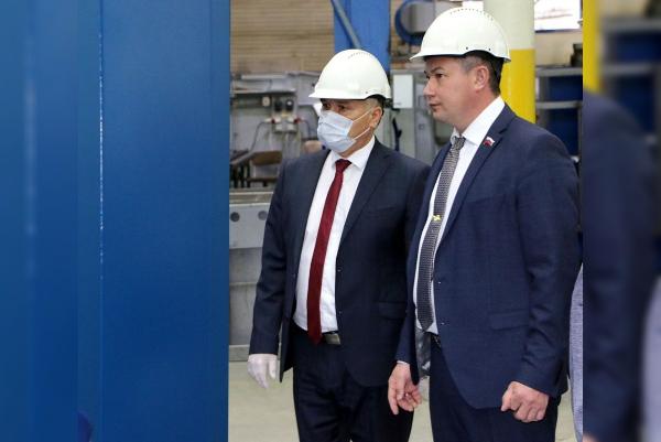 Василий Козупица посетил завод электромонтажных изделий в Орске