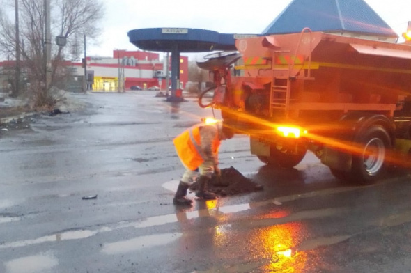 В Орске коммунальщики засыпали ямы на Орском шоссе, из-за которых водители несколько дней подряд массово пробивали колеса