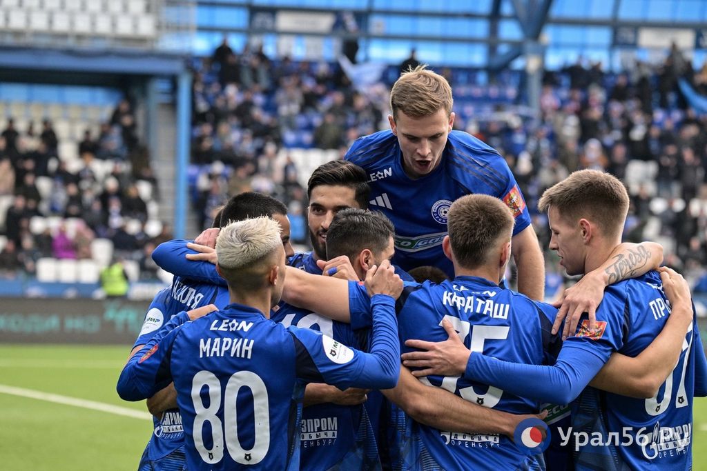 Футболисты ФК «Оренбург» празднуют гол