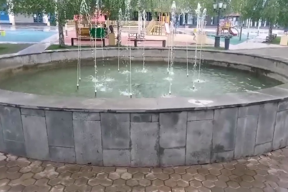 Фонтан в поселке Ростоши, который мог ударить током местных жителей, отремонтировали. Теперь он работает безопасно