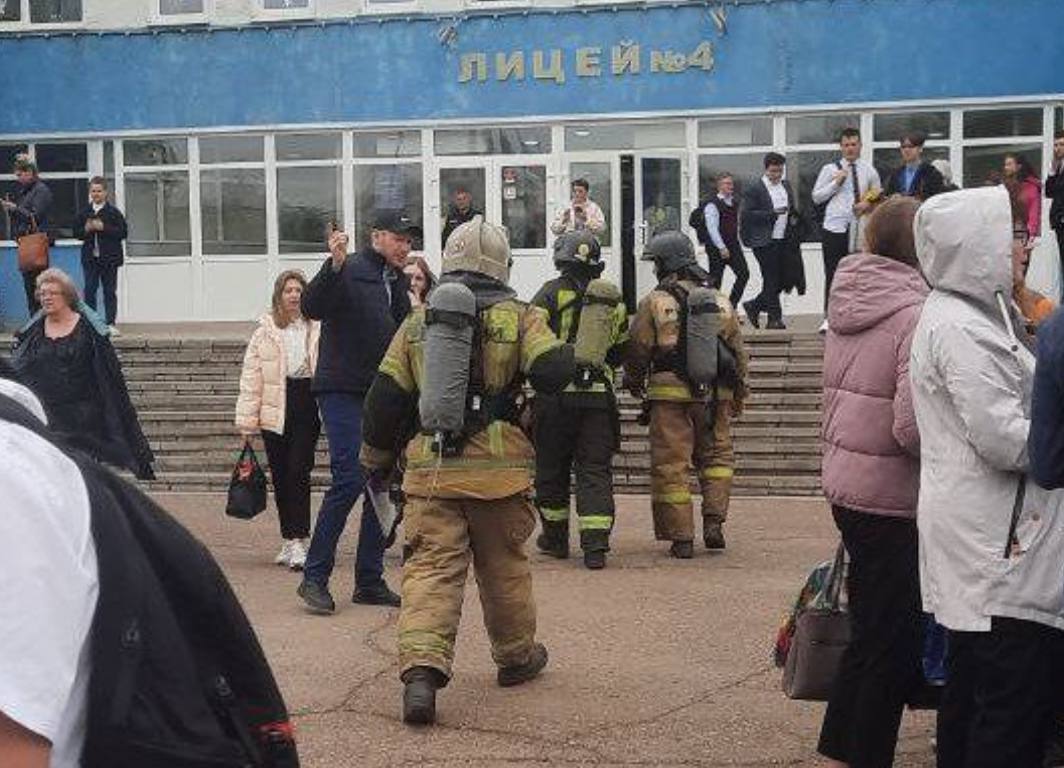 Эвакуация в лицее №4. Фото: ТГК «Оренбург»