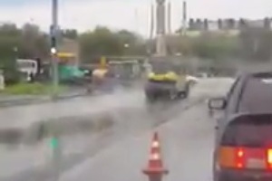 В Оренбурге асфальт укладывают в дождь