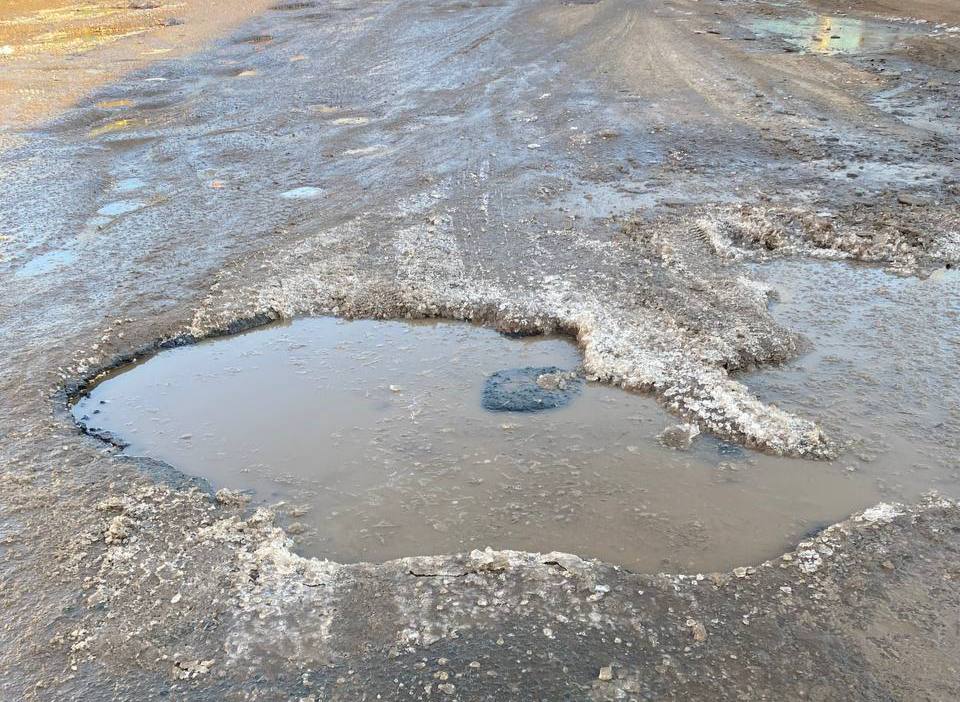 Плохая дорога около детского сада в Бузулуке, фото: тг-чат Евгения Солнцева
