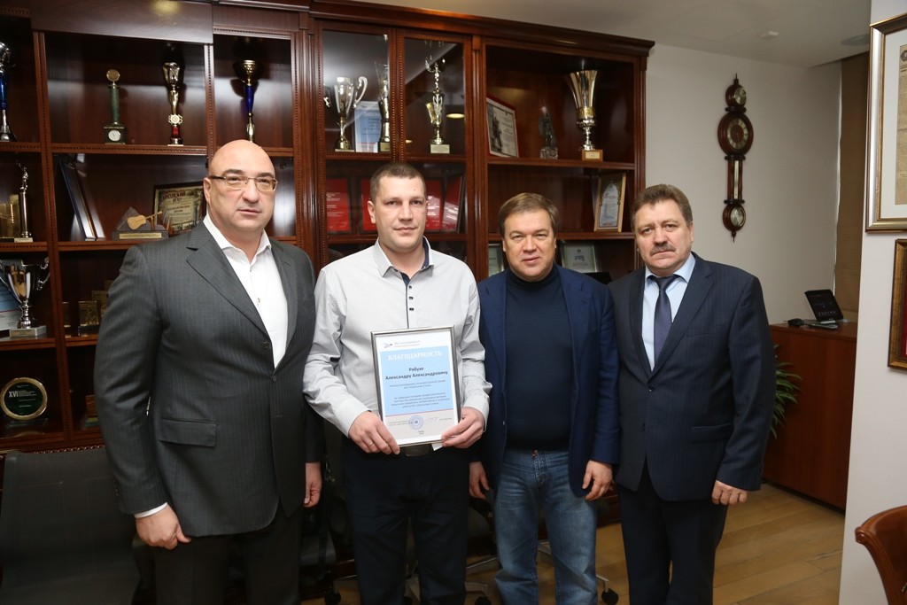 Александр Рябуха получает благодарность от руководства предприятия