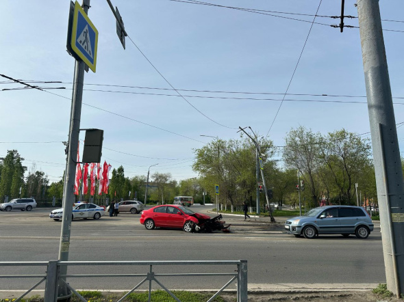 В Оренбурге женщина-водитель влетела в светофор. Пострадал пассажир