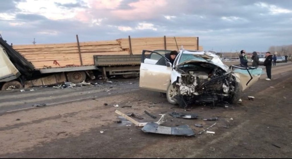В Саракташе в ДТП с грузовиком и «Лексусом» погибла 23-летняя девушка, еще два человека госпитализированы (видео)