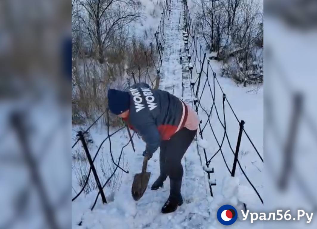 В Домбаровском районе женщина самостоятельно расчистила снег до школы