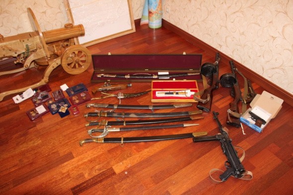Золотые шахматы, пулеметы, сабли, часы, деньги: следователи опубликовали фото с обысков в доме бывшего мэра Оренбурга Евгения Арапова