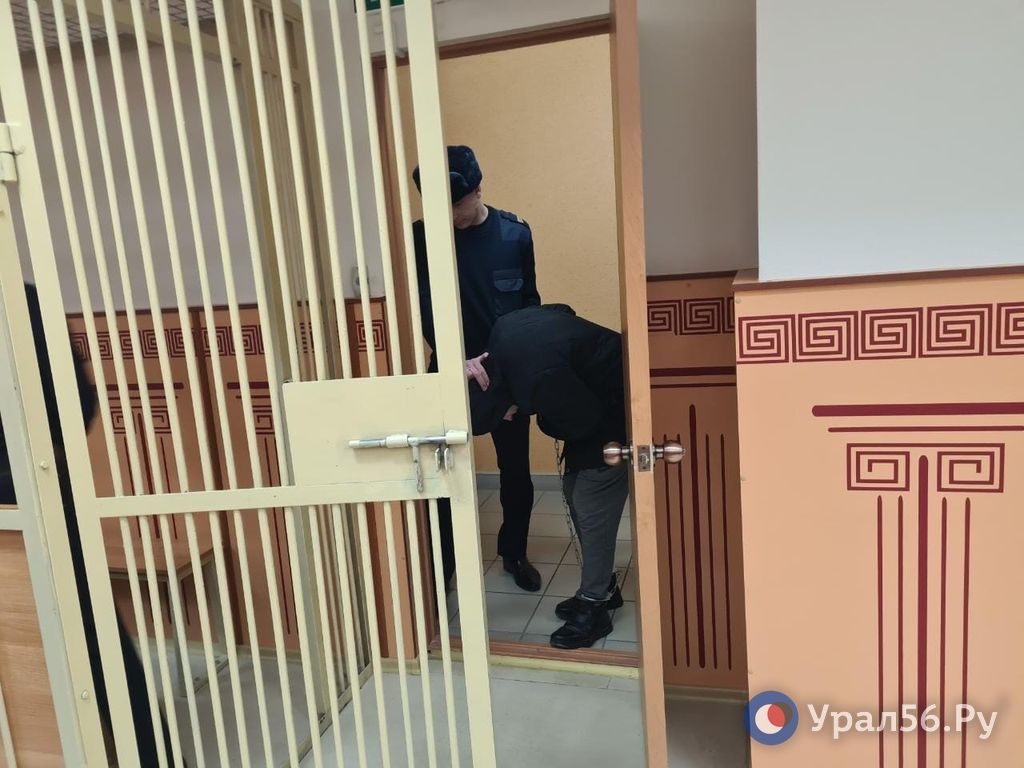 В зал заседаний Дениса Тучина привели закованным по рукам и ногам, как особо опасного преступника