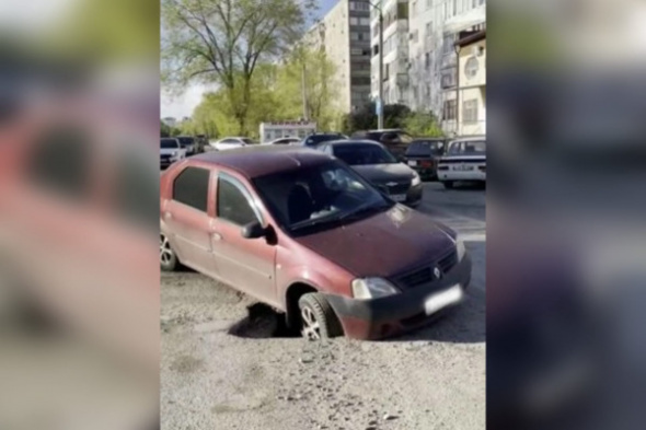 В Оренбурге на проспекте Гагарина в асфальт провалился автомобиль. Комментарий мэрии (видео)