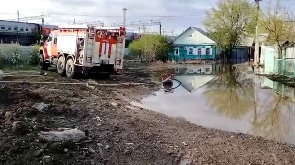 Жители микрорайона Аренда Оренбурга дождались обещанной откачки воды с подтопленных улиц