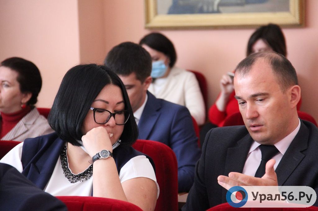 Дина Байгелова и и.о. заместитель главы города Оренбурга Михаил Корбан