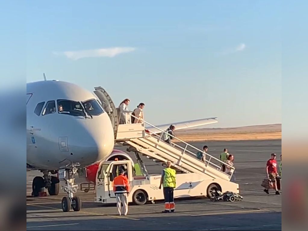 Орск санкт петербург самолет прямой. Аэропорт Орск самолёты. Самолет Орск Санкт-Петербург. Самолет с пассажиром. Самолет садится.