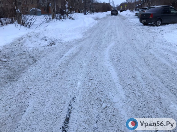 Тротуаров нет, вместо них узкие тропы, дороги сужены до 1,5 полос: За день даже центр Орске не смогли расчистить после ночного снегопада