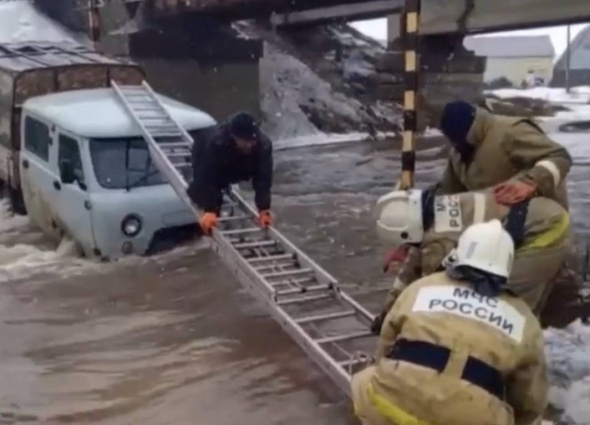Сократить путь не получилось: В Оренбургской области чуть не затонуло авто с водителем (видео)