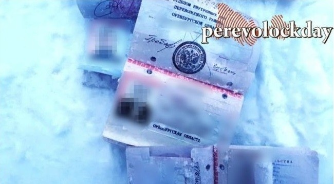 В Переволоцком местные жители обнаружили выброшенные паспорта умерших людей