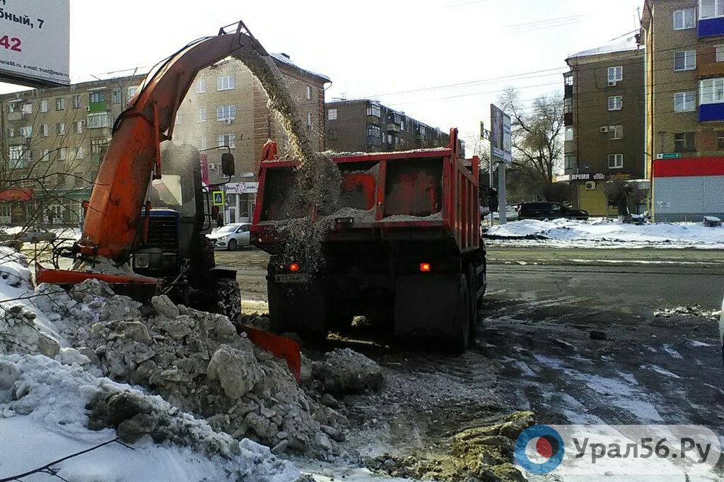 Уборка снега с проспекта Ленина в Орске, февраль 2019 года