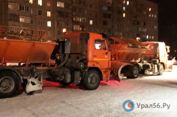 Снег с дорог Орска техника убирала ночью
