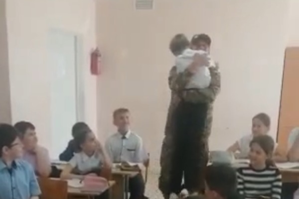 Встреча отца и сына. Стоп-кадр из видео